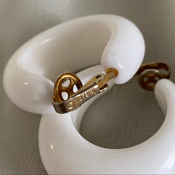 Vintage Trifari Chunky White Retro Hoop Earrings - Picture 6 of 7